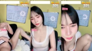 คลิปหลุดไลฟ์สด 18+ ID-4022297941 ช้างlive สก๊อยสาวคนสวย วันนี้เงี่ยนจัดผัวไม่อยู่ ไลฟ์สดกลุ่มลับอ้าหีเอานิ้วเขี่ยหีเล่นช่วยตัวเองเสียวๆ อย่างเด็ด